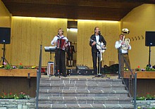 Wolfgang und Simon im Pavillon am Hauptplatz in Kirchberg